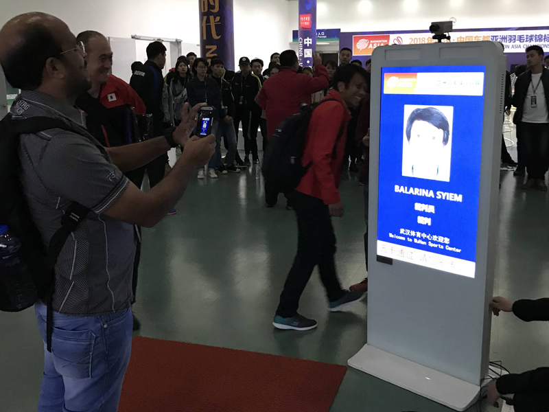 各国参赛人员对本斯科德人证合一系统拍照留念